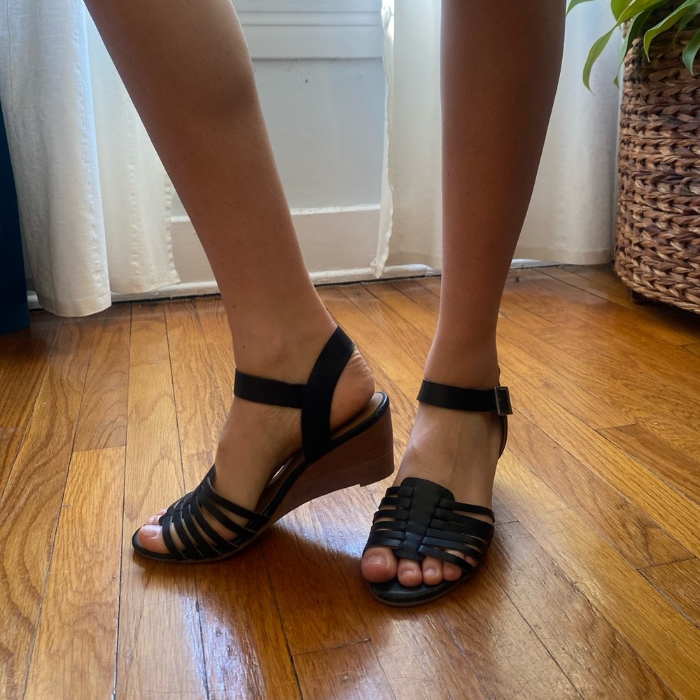Susina Wedges Size 6